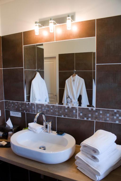 Logis Auberge Cote Jardin Hotell Lézignan-Corbières Exteriör bild
